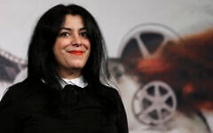 La réalisatrice, illustratrice et autrice Marjane Satrapi pose pour les photographes à son arrivée pour présenter le film "La Bande des Jotas" lors de la 7e édition du Festival international du film de Rome, le 16 novembre 2012. (Crédit: AP Photo/Alessandra Tarantino, Fichier)