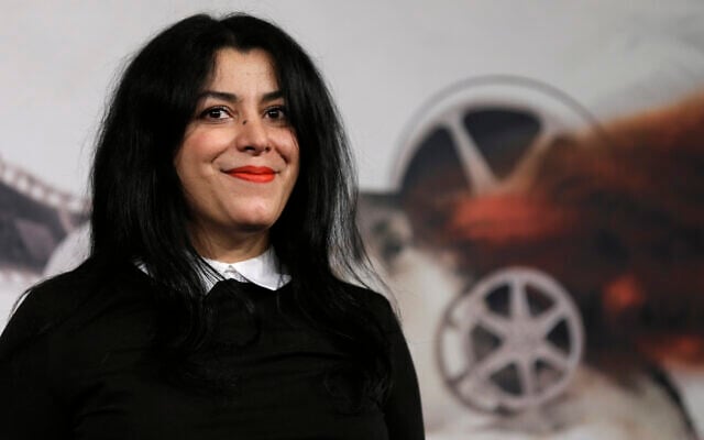 La réalisatrice, illustratrice et autrice Marjane Satrapi pose pour les photographes à son arrivée pour présenter le film "La Bande des Jotas" lors de la 7e édition du Festival international du film de Rome, le 16 novembre 2012. (Crédit: AP Photo/Alessandra Tarantino, Fichier)