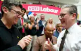 Keir Starmer, à droite, parle avec Andy Burnham, du au Grand Manchester, le 13 juin 2024. (AP Photo/Jon Super)