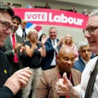 Keir Starmer, à droite, parle avec Andy Burnham, du au Grand Manchester, le 13 juin 2024. (AP Photo/Jon Super)