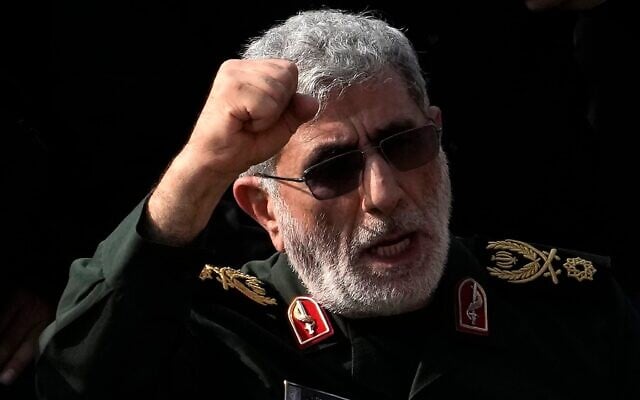 Le commandant de la Force Al-Qods du Corps des Gardiens de la Révolution islamique, le général Esmaïl Qaani, scandant le slogan « Mort à Israël » lors de la cérémonie funéraire du défunt général Abbas Nilforushan, membre du CGRI éliminé lors d’une frappe aérienne israélienne à Beyrouth fin septembre, à Téhéran, en Iran, le 15 octobre 2024. (Crédit : Vahid Salemi/AP)