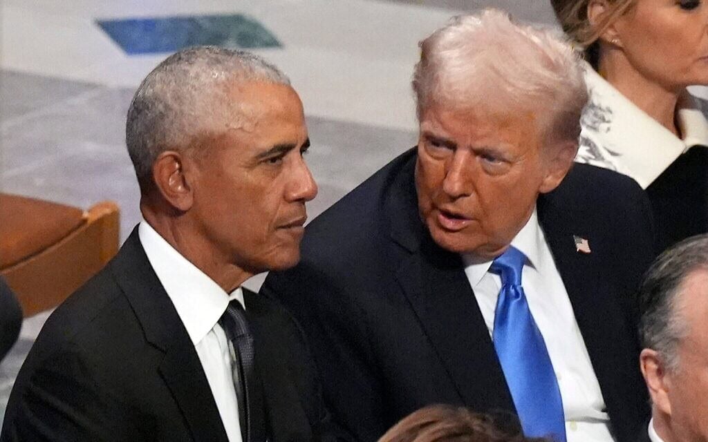 L'ancien président américain Barack Obama s'entretenant avec Donald Trump, alors président, avant les funérailles nationales de l'ancien président américain Jimmy Carter, à la cathédrale nationale de Washington, le 9 janvier 2025. (Crédit : Jacquelyn Martin/AP)