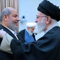 L'ayatollah Ali Khamenei, alors guide suprême de l'Iran (à droite), saluant Khalil al-Hayya, membre du Conseil de direction du Hamas, lors de leur rencontre à Téhéran, en Iran, le 8 février 2025. (Crédit : Bureau du guide suprême iranien via AP)
