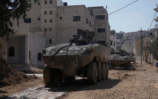 Des véhicules de l'armée israélienne lors d'une opération militaire dans la ville de Jénine, en Cisjordanie, le 11 mars 2025. (Crédit : Majdi Mohammed/AP) Des véhicules de l'armée israélienne lors d'une opération militaire dans la ville de Jénine, en Cisjordanie, le 11 mars 2025. (Crédit : Majdi Mohammed/AP)