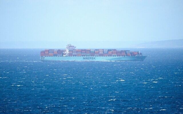 Un cargo de la compagnie Maersk traverse le détroit de Gibraltar près du port de Tanger Med, au Maroc, le 20 avril 2025. (Crédit : AP Photo/Mosaab Elshamy)