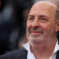 Le réalisateur Cédric Klapisch pose pour les photographes à son arrivée à la première du film « La Venue de l'avenir » lors du 78e Festival international du film de Cannes, dans le sud de la France, le jeudi 22 mai 2025. (Crédit : Lewis Joly/Invision/AP)