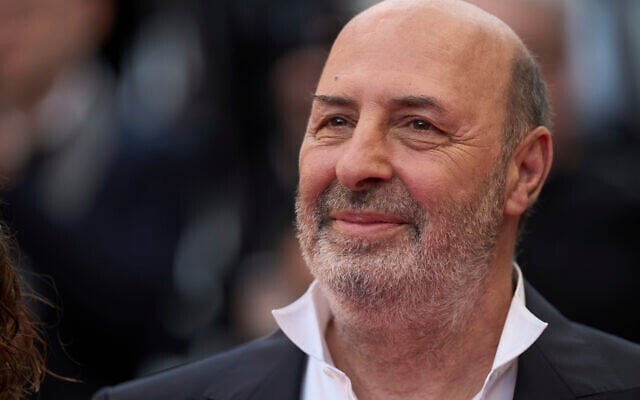Le réalisateur Cédric Klapisch pose pour les photographes à son arrivée à la première du film « La Venue de l'avenir » lors du 78e Festival international du film de Cannes, dans le sud de la France, le jeudi 22 mai 2025. (Crédit : Lewis Joly/Invision/AP)