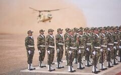 Illustration : Des membres des Forces armées royales marocaines montant la garde alors qu'ils participent à la 21ᵉ édition de l'exercice militaire « African Lion », à Tantan, au sud d'Agadir, au Maroc, le 23 mai 2025. (Crédit : Mosaab Elshamy/AP)