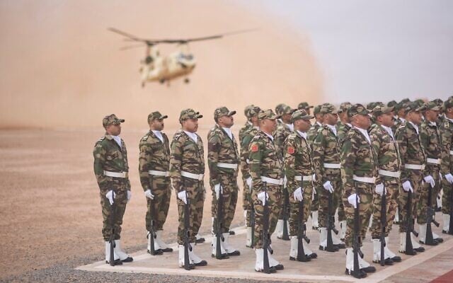 Illustration : Des membres des Forces armées royales marocaines montant la garde alors qu'ils participent à la 21ᵉ édition de l'exercice militaire « African Lion », à Tantan, au sud d'Agadir, au Maroc, le 23 mai 2025. (Crédit : Mosaab Elshamy/AP)
