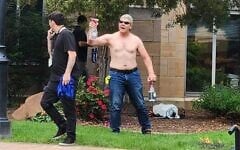 Le suspect Mohamed Sabry Soliman au moment où il attaque des manifestants soutenant les otages israéliens, dans un centre commercial en plein air de Boulder, dans le Colorado, le 1ᵉʳ juin 2025. (Crédit : Lisa Turnquist/AP)