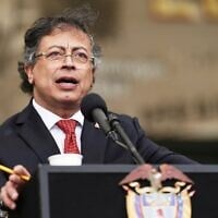 Le président colombien Gustavo Petro s'exprimant lors d'une cérémonie militaire, à Bogota, en Colombie, le 6 juin 2025. (Crédit : Ivan Valencia/AP)
