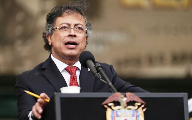 Le président colombien Gustavo Petro s'exprimant lors d'une cérémonie militaire, à Bogota, en Colombie, le 6 juin 2025. (Crédit : Ivan Valencia/AP)