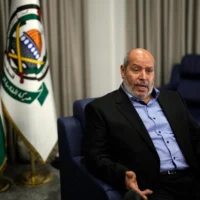 Khalil al-Hayya, du Hamas, s'exprime lors d'une interview accordée à l'Associated Press, à Istanbul, en Turquie, le 24 avril 2024. (Crédit: AP Photo/Khalil Hamra, archives)