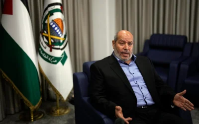 Khalil al-Hayya, du Hamas, s'exprime lors d'une interview accordée à l'Associated Press, à Istanbul, en Turquie, le 24 avril 2024. (Crédit: AP Photo/Khalil Hamra, archives)