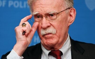 John Bolton prend la parole lors du Forum John F. Kennedy Jr. organisé par la Harvard Kennedy School, le 29 septembre 2025, à Cambridge, dans le Massachusetts. (Crédit : AP/Michael Dwyer) John Bolton prend la parole lors du Forum John F. Kennedy Jr. organisé par la Harvard Kennedy School, le 29 septembre 2025, à Cambridge, dans le Massachusetts. (Crédit : AP/Michael Dwyer)