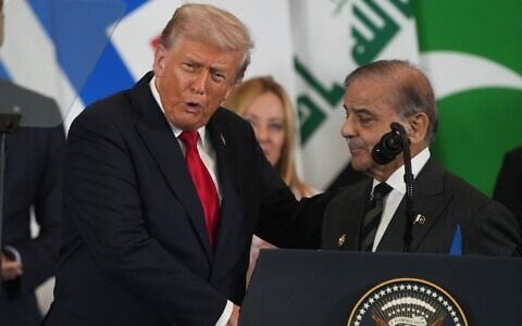 Le président américain Donald Trump serre la main du Premier ministre pakistanais Shehbaz Sharif à Charm el-Cheikh, en Égypte, le 13 octobre 2025. (Crédit : AP Photo/Amr Nabil)
