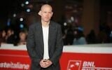 Nadav Lapid pose pour les photographes sur le tapis rouge lors de la projection du film « Ken », au Festival du film de Rome, à Rome, le jeudi 16 octobre 2025. (Crédit : AP/Andrew Medichini)