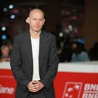 Nadav Lapid sur le tapis rouge lors de la projection du film « Ken », au Festival du film de Rome, à Rome, le 16 octobre 2025. (Crédit : Andrew Medichini/AP)