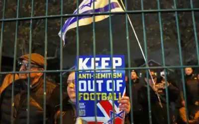 Des manifestants réunis avant le match de football de la Ligue Europa opposant Aston Villa au Maccabi Tel Aviv, à Birmingham, en Angleterre, le 6 novembre 2025. (Crédit : Darren Staples/AP)