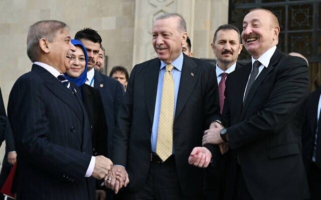 Le président azerbaïdjanais Ilham Aliyev (à droite), le président turc Recep Tayyip Erdoğan (au centre) et le Premier ministre pakistanais Muhammad Shehbaz Sharif, à Bakou le 8 novembre 2025. (Crédit : Service de presse de la présidence azerbaïdjanaise via AP)