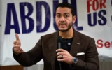 Abdul El-Sayed, candidat au Sénat américain pour le Michigan, s'exprime lors d'une réunion publique, à Lincoln Park, dans le Michigan, le 11 novembre 2025. (Crédit : Ryan Sun/AP)