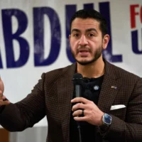 Abdul El-Sayed, candidat au Sénat américain pour le Michigan, s'exprime lors d'une réunion publique, à Lincoln Park, dans le Michigan, le 11 novembre 2025. (Crédit : Ryan Sun/AP)
