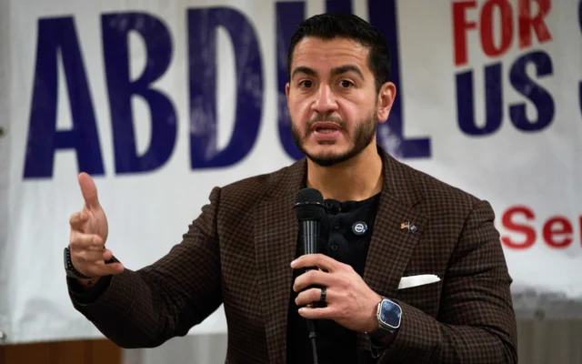 Abdul El-Sayed, candidat au Sénat américain pour le Michigan, s'exprime lors d'une réunion publique, à Lincoln Park, dans le Michigan, le 11 novembre 2025. (Crédit : Ryan Sun/AP)