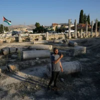 Un visiteur palestinien prend une photo sur le site archéologique romain de la ville de Sébaste, en Cisjordanie, le 20 novembre 2025. (Crédit : Nasser Nasser/AP)
