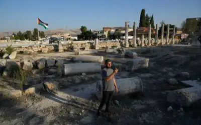 Un visiteur palestinien prend une photo sur le site archéologique romain de la ville de Sébaste, en Cisjordanie, le 20 novembre 2025. (Crédit : Nasser Nasser/AP) Un visiteur palestinien prend une photo sur le site archéologique romain de la ville de Sébaste, en Cisjordanie, le 20 novembre 2025. (Crédit : Nasser Nasser/AP)