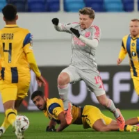 Raz Shlomo, du Maccabi Tel Aviv, au centre, lutte pour le ballon avec Pavel Sulc de Lyon, au sol, lors du match de football de la phase de ligue de l'Europa League entre le Maccabi Tel Aviv et Lyon, à Backa Topola, en Serbie, le 27 novembre 2025. (AP Photo/Darko Vojinovic)