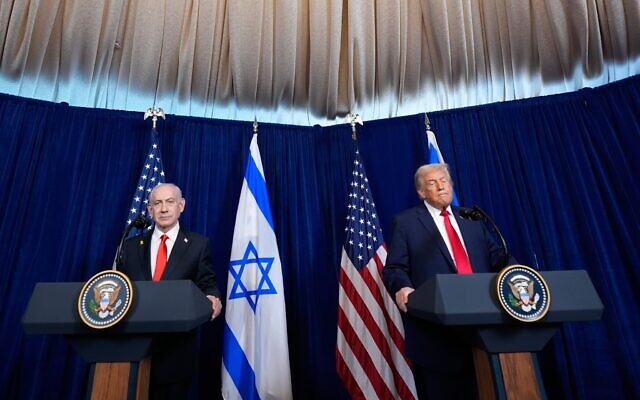Le président américain Donald Trump (à droite) s’exprimant aux côtés du Premier ministre Benjamin Netanyahu lors d’une conférence de presse, à Mar-a-Lago, à Palm Beach, en Floride, le 29 décembre 2025. (Crédit : Alex Brandon/AP) Le président américain Donald Trump (à droite) s’exprimant aux côtés du Premier ministre Benjamin Netanyahu lors d’une conférence de presse, à Mar-a-Lago, à Palm Beach, en Floride, le 29 décembre 2025. (Crédit : Alex Brandon/AP)