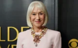 Helen Mirren arrive à la soirée Golden Eve des Golden Globes, à l’hôtel Beverly Hilton, à Beverly Hills, en Californie, le 6 janvier 2026. (Crédit : Jordan Strauss/Invision/AP)