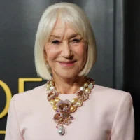 Helen Mirren arrive à la soirée Golden Eve des Golden Globes, à l’hôtel Beverly Hilton, à Beverly Hills, en Californie, le 6 janvier 2026. (Crédit : Jordan Strauss/Invision/AP)