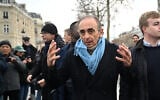 Le chef du parti d'extrême droite Reconquête, Éric Zemmour, rencontre des agriculteurs qui manifestent devant l'Arc de Triomphe contre les négociations de l'Union européenne sur l'accord commercial du Mercosur avec cinq pays d'Amérique du Sud, le jeudi 8 janvier 2026 à Paris. (Crédit : AP/Emma Da Silva)