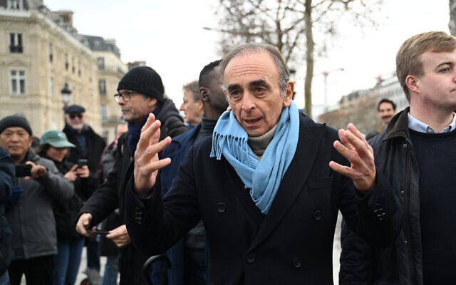 Le chef du parti d'extrême droite Reconquête, Éric Zemmour, rencontre des agriculteurs qui manifestent devant l'Arc de Triomphe contre les négociations de l'Union européenne sur l'accord commercial du Mercosur avec cinq pays d'Amérique du Sud, le jeudi 8 janvier 2026 à Paris. (Crédit : AP/Emma Da Silva)