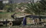 Des résidents palestiniens du village de Ras Ein al-Auja en Cisjordanie emballent leurs affaires et se préparent à quitter leur maison en raison des violences toujours plus graves des résidents d'implantations, le 11 janvier 2026. (AP/Mahmoud Illean)