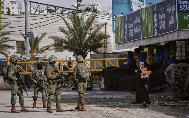 Illustration : des soldats israéliens dépolyés dans le cadre d'une opération militaire menée le 19 janvier 2026 dans la ville d'Hébron, en Cisjordanie. (Crédit : AP Photo/Mahmoud Illean)