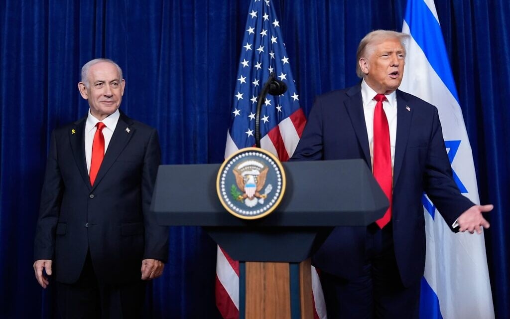 Le président Donald Trump répond à une question d’un journaliste à la fin d’une conférence de presse avec le Premier ministre israélien Benjamin Netanyahu à Mar-a-Lago, à Palm Beach, en Floride, le 29 décembre 2025. (Crédit : Alex Brandon/AP) Le président Donald Trump répond à une question d’un journaliste à la fin d’une conférence de presse avec le Premier ministre israélien Benjamin Netanyahu à Mar-a-Lago, à Palm Beach, en Floride, le 29 décembre 2025. (Crédit : Alex Brandon/AP)