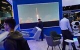 Illustration : Des visiteurs assistant à un salon consacré à l'industrie de la défense, à Tel Aviv, le 17 février 2026. (Crédit : Oded Balilty/AP)