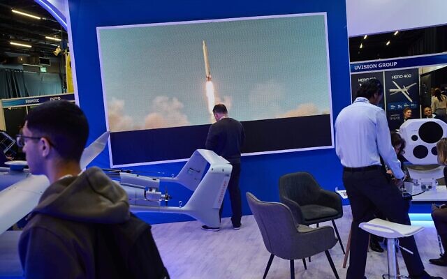 Des visiteurs assistant à un salon consacré à l'industrie de la défense, à Tel Aviv, le 17 février 2026. (Crédit : Oded Balilty/AP)
