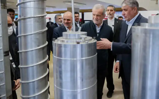 Le président Masoud Pezeshkian (2ᵉ à droite) écoute le directeur de l’Organisation iranienne de l’énergie atomique, Mohammad Eslami, lors d’une visite d’une exposition consacrée aux réalisations nucléaires de l’Iran, à Téhéran, le 9 avril 2025. (Crédit : Présidence iranienne/AP)