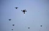 Illustration : l'armée indienne présente des drones lors d'un exercice opérationnel à Pathankot, en Inde, le 26 février 2026. (Crédit : AP Photo/Channi Anand)