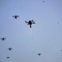 Illustration : l'armée indienne présente des drones lors d'un exercice opérationnel à Pathankot, en Inde, le 26 février 2026. (Crédit : AP Photo/Channi Anand)