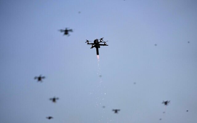 Illustration : l'armée indienne présente des drones lors d'un exercice opérationnel à Pathankot, en Inde, le 26 février 2026. (Crédit : AP Photo/Channi Anand) Illustration : l'armée indienne présente des drones lors d'un exercice opérationnel à Pathankot, en Inde, le 26 février 2026. (Crédit : AP Photo/Channi Anand)