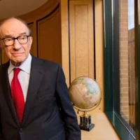 L’économiste Alan Greenspan, président de la Réserve fédérale de 1987 à 2006, est photographié dans son bureau à Washington, le 18 octobre 2013. (Crédit :  AP/J. Scott Applewhite)