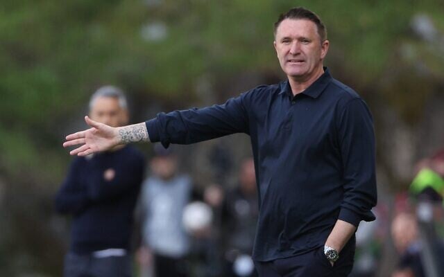 L'entraîneur principal du Ferencvaros, Robbie Keane, lors du match retour des huitièmes de finale de la Ligue Europa opposant le SC Braga au Ferencvaros TC, à Braga, au Portugal, le 18 mars 2026. (Crédit:  AP Photo/Luis Vieira)