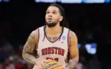 Le meneur de Houston Emanuel Sharp s’apprête à tirer un lancer franc lors de la première mi-temps du match opposant Houston à Texas A&M au deuxième tour du tournoi universitaire de basket-ball de la NCAA, à Oklahoma City, le 21 mars 2026. (Crédit : Nate Billings/AP)