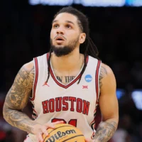Le meneur de Houston Emanuel Sharp s’apprête à tirer un lancer franc lors de la première mi-temps du match opposant Houston à Texas A&M au deuxième tour du tournoi universitaire de basket-ball de la NCAA, à Oklahoma City, le 21 mars 2026. (Crédit : Nate Billings/AP)
