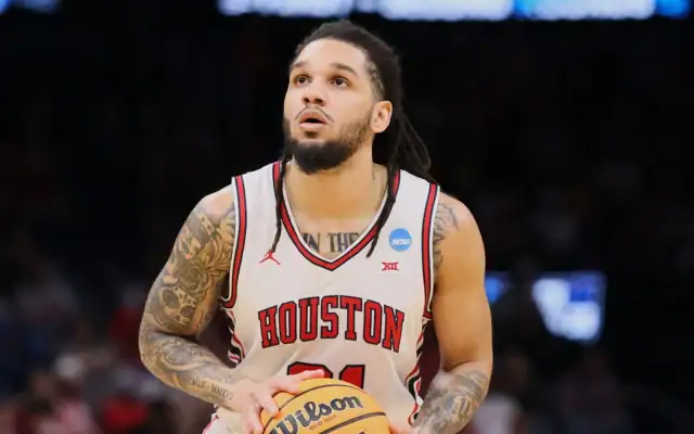 Le meneur de Houston Emanuel Sharp s’apprête à tirer un lancer franc lors de la première mi-temps du match opposant Houston à Texas A&M au deuxième tour du tournoi universitaire de basket-ball de la NCAA, à Oklahoma City, le 21 mars 2026. (Crédit : Nate Billings/AP)