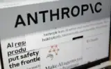 Des pages du site Internet d'Anthropic et le logo de l'entreprise sur un écran d'ordinateur, à New York le 26 février 2026. (Crédit : Patrick Sison/AP)